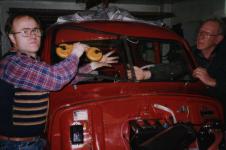 Börje och Harry sätter framrutan på plats